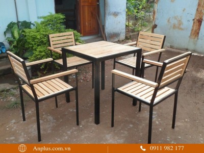 Bàn ghế gỗ thông chân sắt - Mẫu bàn ghế gỗ giá xưởng ưa chuộng trên quán cafe