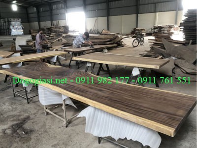 Mua bàn ăn bằng gỗ nguyên tấm giá gốc tại xưởng sản xuất